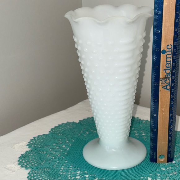 Vintage Milk Glass White Hobnail Vase 9 1/4 inches tall 5 inch diameter - Picture 2 of 7